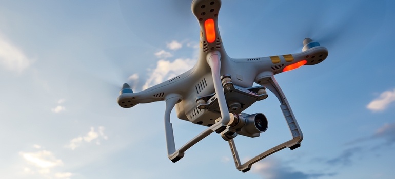 Dron z kamerą w powietrzu