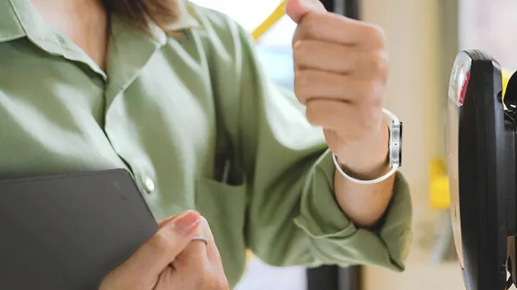 płać szybko smartwatchem