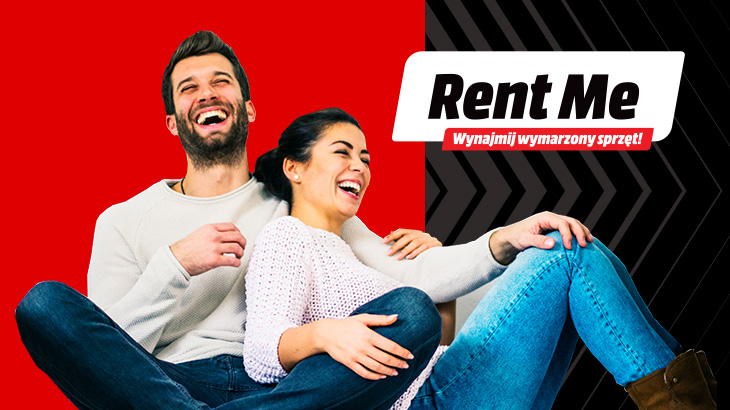 Śmiejący się kobieta i mężczyzna siedzą przytuleni do siebie. Napis "Rent Me Wynajmij wymarzony sprzęt!"