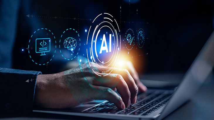 Dłonie osoby piszą na laptopie; interfejs AI z ikonami kodu, mózgu i globusa w tle, całość w odcieniach niebieskiego.