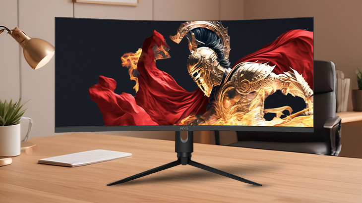 Zakrzywiony monitor stoi na biurku. Na ekranie widać postać w zbroi i czerwoną szatę na czarnym tle. Obok lampka i roślina.