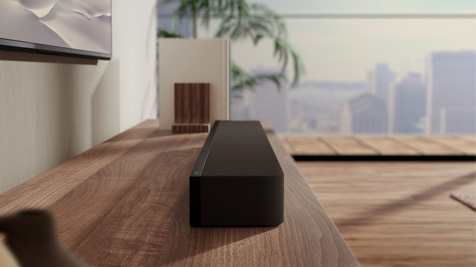 Soundbar stojący wzdłuż stolika pod telewizorem