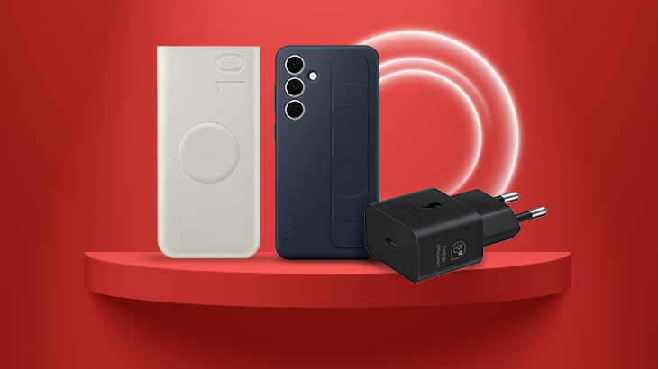 Na czerwonym tle na podeście leżą: biały powerbank, granatowy smartfon i czarna ładowarka.