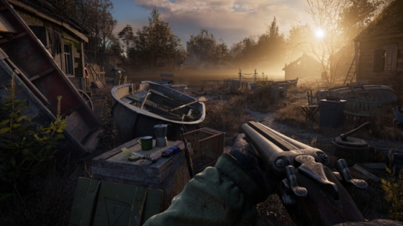 Widok z perspektywy pierwszej osoby na strzelbę, łódź i budynki w zarośniętym terenie, oświetlonym przez światło słoneczne.