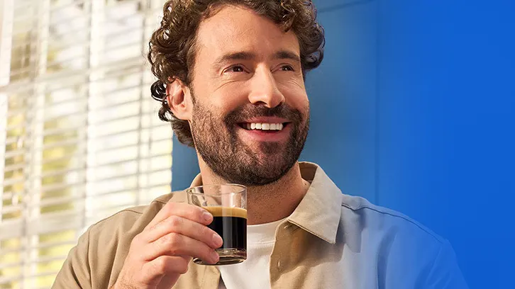 Mężczyzna pijący kawę