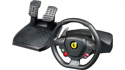 Czarny zestaw kierownicy i pedałów do gier wideo na białym tle. Kierownica ma żółte logo.