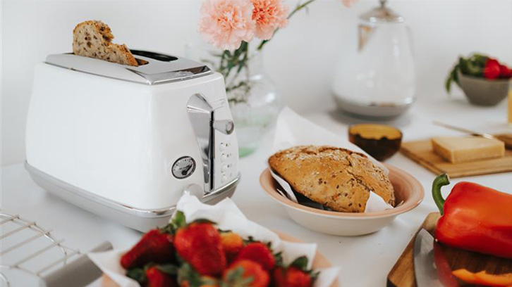 Toster z wsadzoną kromką chleba