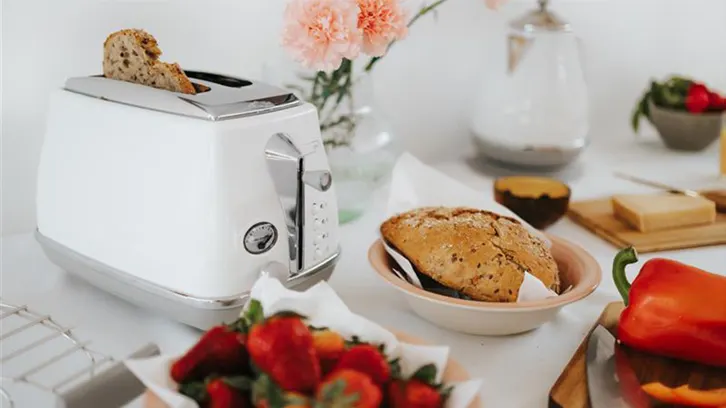 Toster z wsadzoną kromką chleba