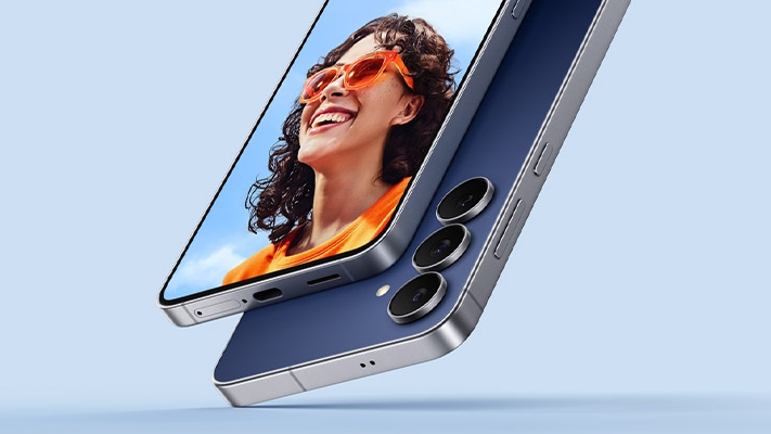 Połowy dwóch smartfonów Galaxy S25 FE, od frontu (zdjęcie kobiety na wyświetlaczu) i od tyłu.