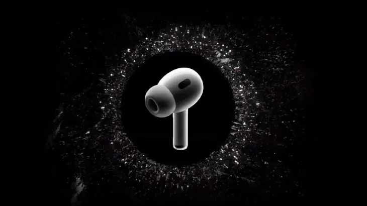 Na czarnym tle widoczne białe słuchawki bezprzewodowe, otoczone rozproszonym światłem, tworzącym efektowną aureolę.