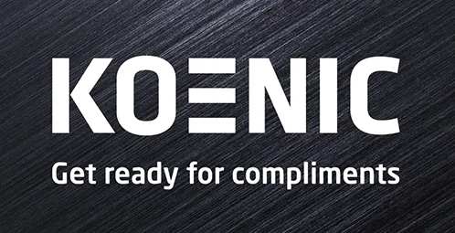 Na ciemnym tle biały napis "KOENIC" z hasłem "Get ready for compliments" pod spodem.