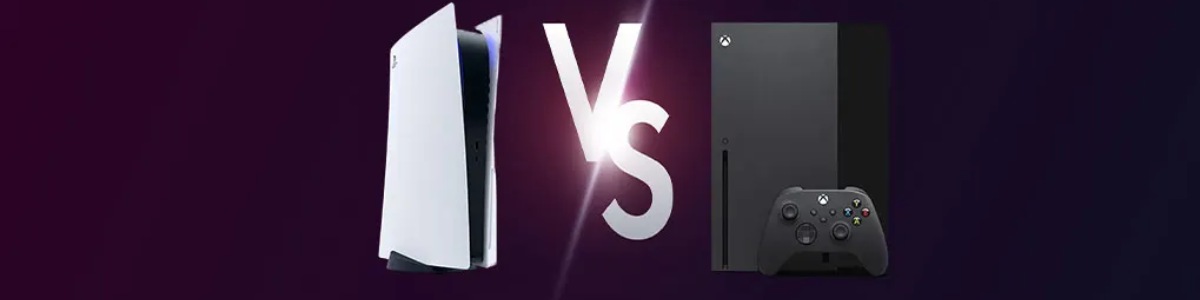 Na fioletowym tle białe PlayStation 5 po lewej i czarny Xbox Series X z kontrolerem po prawej stronie. Pomiędzy nimi biały napis „VS”.