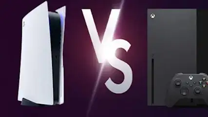 Na fioletowym tle białe PlayStation 5 po lewej i czarny Xbox Series X z kontrolerem po prawej stronie. Pomiędzy nimi biały napis „VS”.
