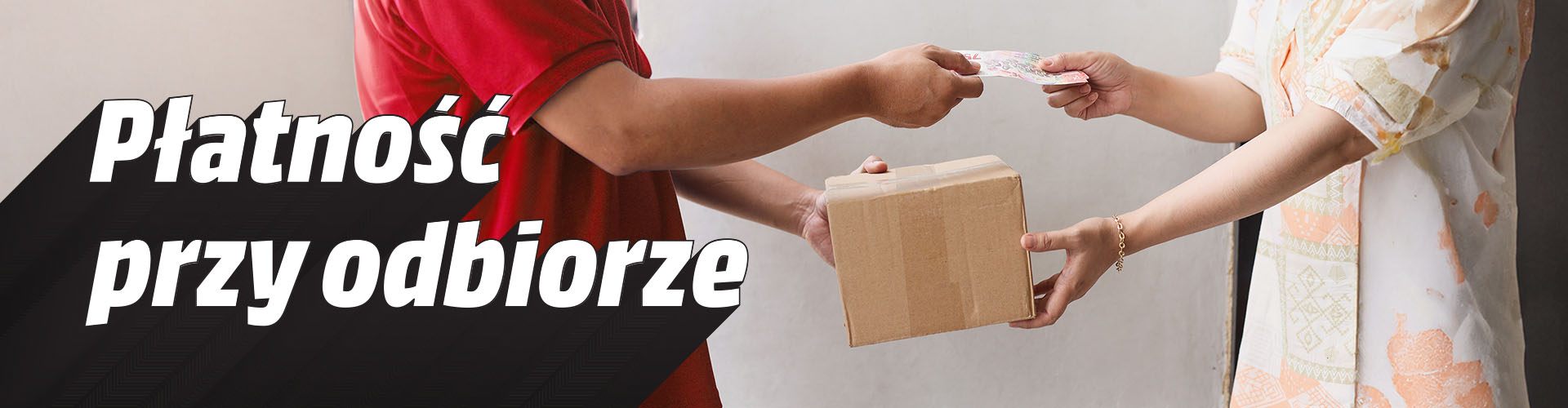 Osoba w czerwonej koszulce wręcza brązowe pudełko, druga osoba płaci banknotami. Na pierwszym planie napis "Płatność przy odbiorze".