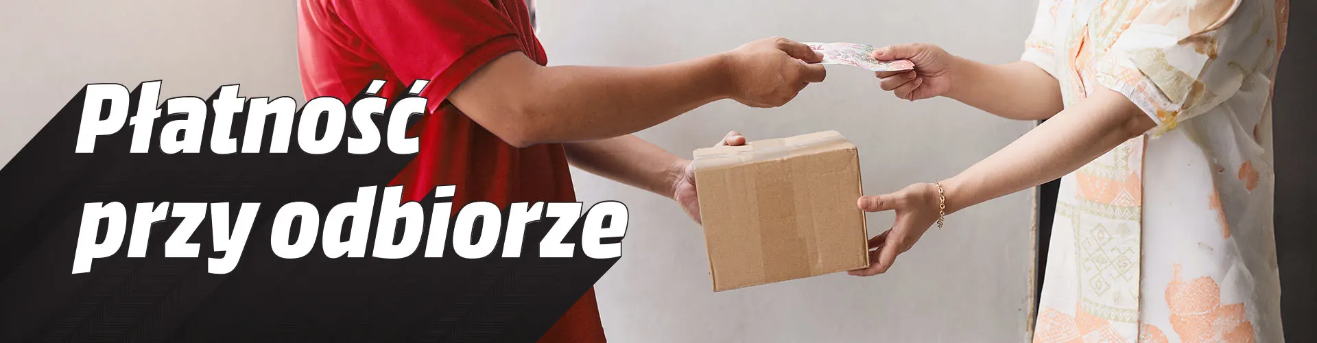 Osoba w czerwonej koszulce wręcza brązowe pudełko, druga osoba płaci banknotami. Na pierwszym planie napis "Płatność przy odbiorze".
