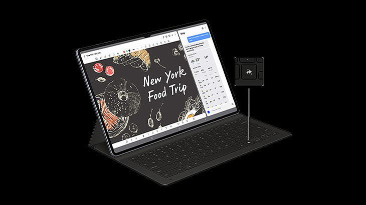 Czarny tablet z klawiaturą pokazuje "New York Food Trip" i menu. Obok niego jest czarny kwadratowy obiekt.