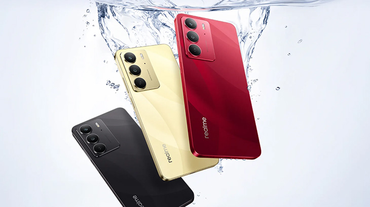 Trzy telefony Realme: czarny, złoty i czerwony, unoszą się w wodzie na jasnym tle.