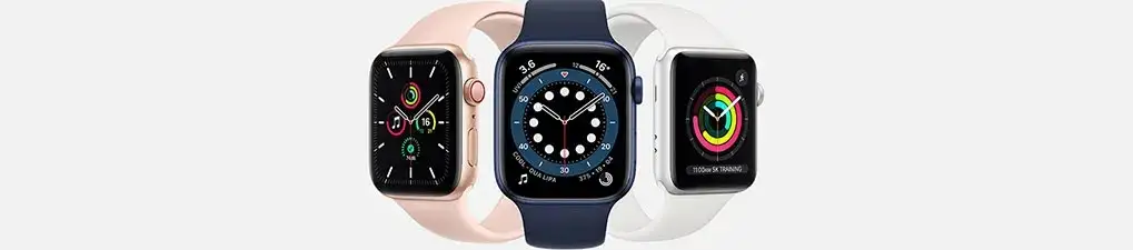 Trzy zegarki Apple Watch z różnymi paskami: różowym, granatowym i białym, każdy z innym wyświetlaczem tarczy zegara.
