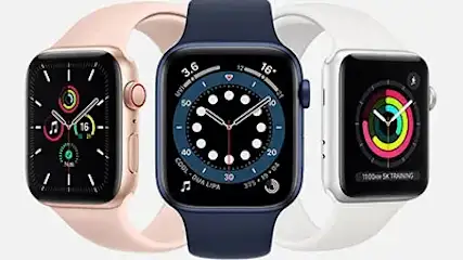 Trzy zegarki Apple Watch z różnymi paskami: różowym, granatowym i białym, każdy z innym wyświetlaczem tarczy zegara.