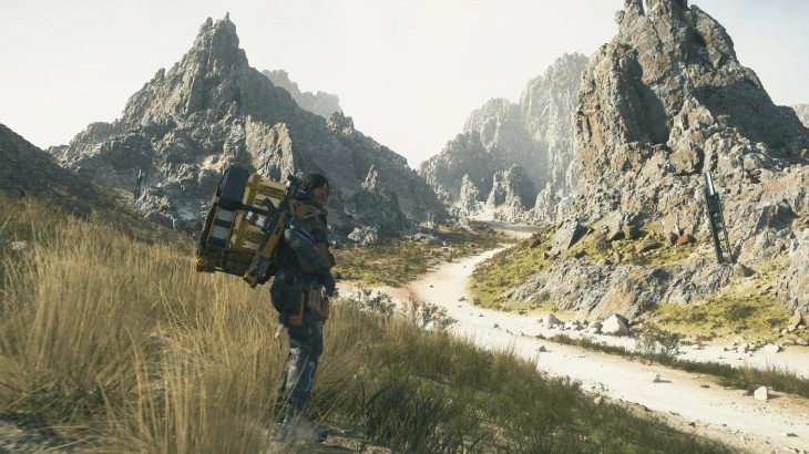 Sam Bridghes na tle wzgórz w Death Stranding 2