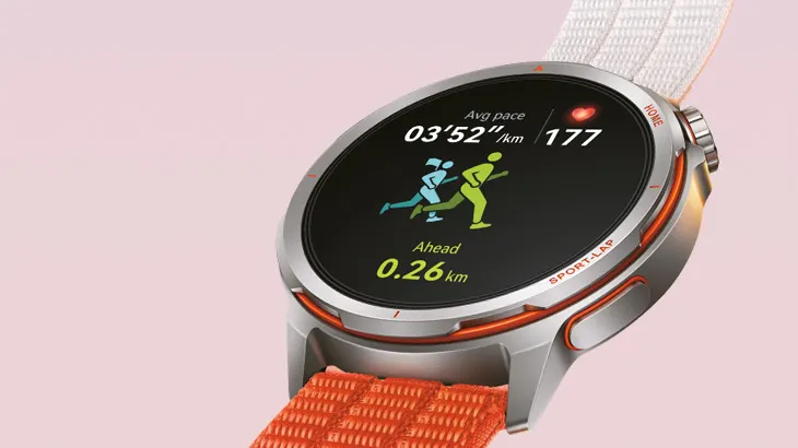 Zegarek z włączonym ćwiczeniem na różowym tle.