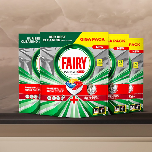 Na zdjęciu widać cztery opakowania kapsułek do zmywarki Fairy Platinum Plus. Opakowania są zielone, białe i żółte.