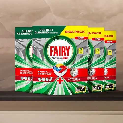 Na zdjęciu widać cztery opakowania kapsułek do zmywarki Fairy Platinum Plus. Opakowania są zielone, białe i żółte.