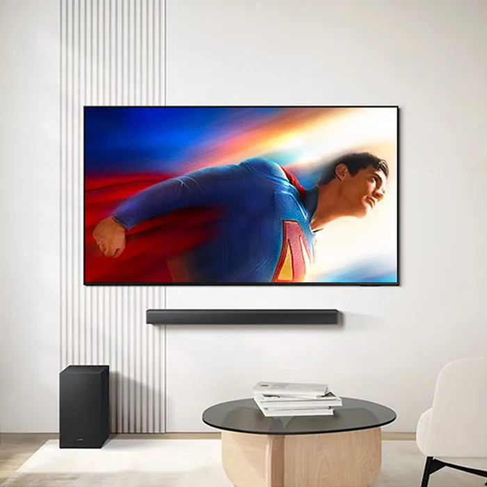 Telewizor zawieszony w eleganckim salonie, wyświetlający film "Superman"