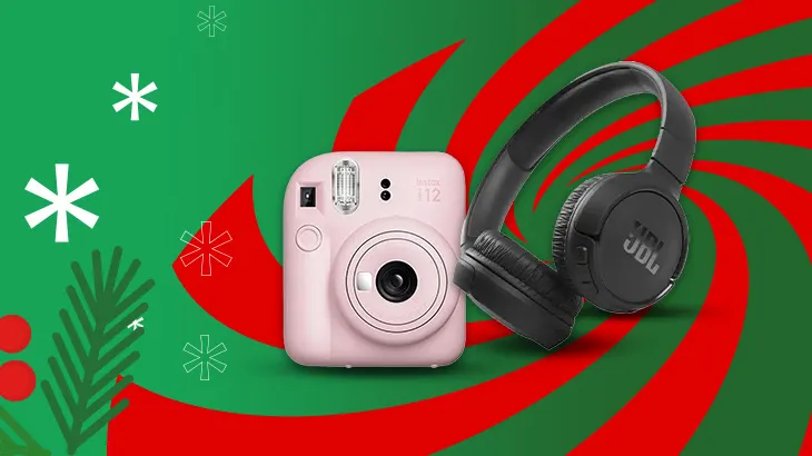Różowy aparat i czarne słuchawki na tle zielono-czerwonych spiral, płatków śniegu i gałązek choinki.