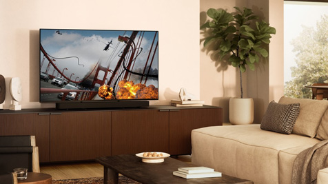 Telewizor Bravia wyświetlający film w salonie