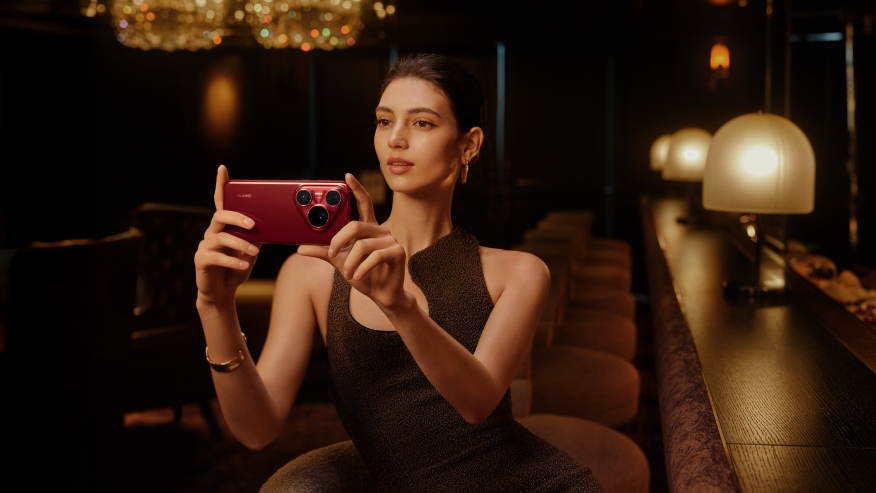 Elegancka kobieta w sukni w hotelowym barze wykonuje zdjęcia smartfonem Huawei Pura 80 Pro.  