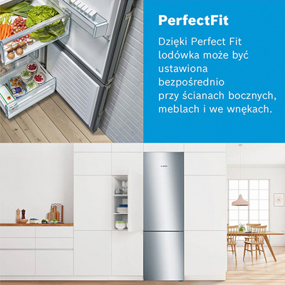 Lodówka srebrna obok białych szafek kuchennych, z otwartymi szufladami pełnymi warzyw. Na blacie kuchennym naczynia i deska.