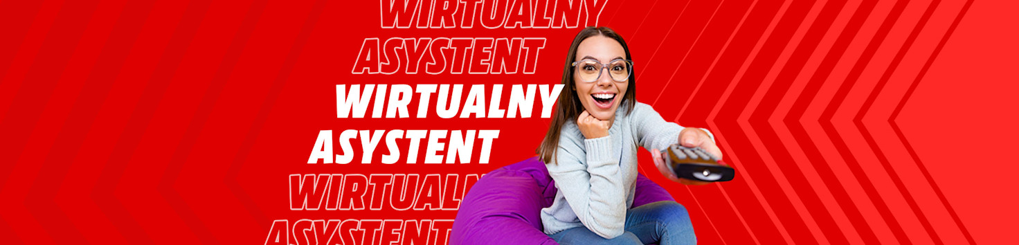 Podekscytowana kobieta siedzi na okrągłym pufie z pilotem w ręce.