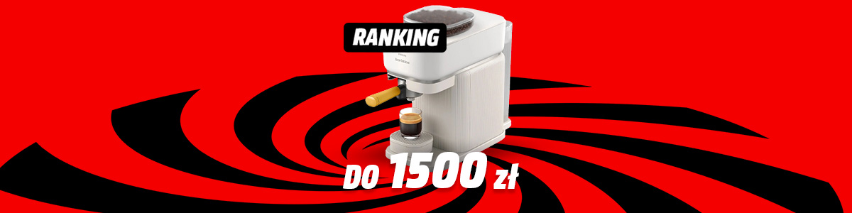 Ekspres do kawy stoi na czerwonym tle z czarnymi wzorami. Obok niego stoi mała szklanka. Napis "Ranking do 1500 zł".