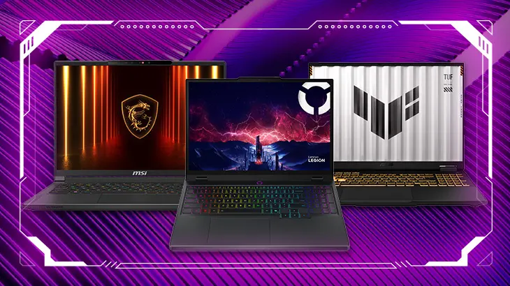 3 laptopy gamingowe na fioletowym tle.