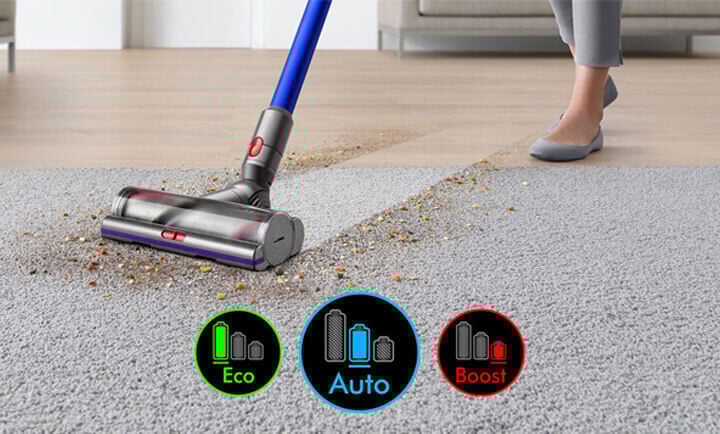 Odkurzacz sprząta dywan, pozostawiając za sobą czystą ścieżkę. Ikony trybów: Eco, Auto i Boost, pokazane u dołu.