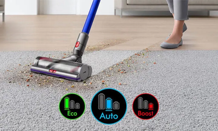 Odkurzacz sprząta dywan, pozostawiając za sobą czystą ścieżkę. Ikony trybów: Eco, Auto i Boost, pokazane u dołu.
