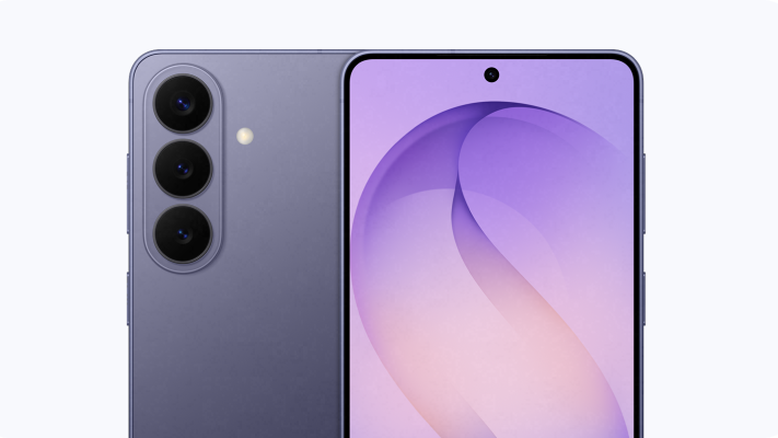 Zbliżenie fioletowego Galaxy S26: po lewej tył z potrójnym pionowym aparatem i lampą błyskową, po prawej front z ekranem i centralnym otworem na kamerę; na wyświetlaczu fioletowo‑różny gradient.