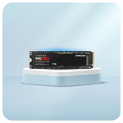 Dysk SSD Samsung 990 PRO 1TB na białym cokole, na tle błękitnego tła. Dysk jest czarny z złotymi złączami.