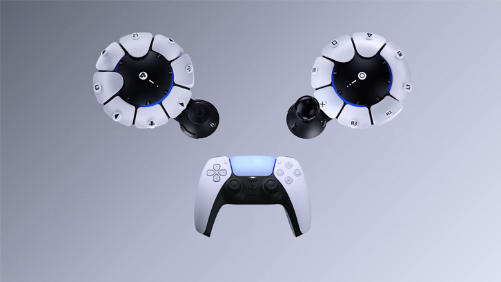 Na szarym tle widoczne są dwa kontrolery VR i jeden kontroler do konsoli PlayStation 5, wszystkie w kolorze białym i czarnym.