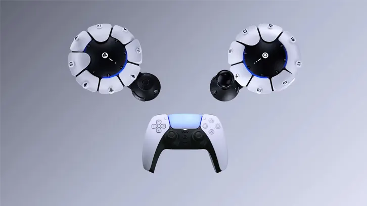 Na szarym tle widoczne są dwa kontrolery VR i jeden kontroler do konsoli PlayStation 5, wszystkie w kolorze białym i czarnym.