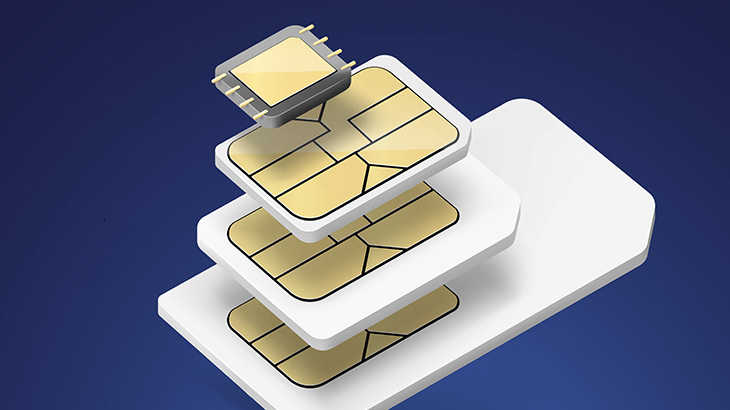 Różne rodzaje kare SIM (zwykły, mini, nano, eSIM) ułożone jeden nad drugim na niebieskim tle.