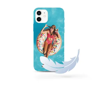 Niebieskie etui na telefon z nadrukiem kobiety na dmuchanym kole w kształcie pączka, dwa pióra na dole.