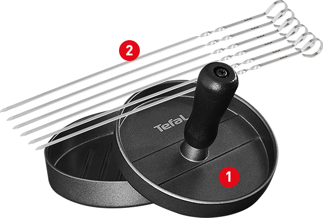 Metalowa praska do burgerów Tefal z czarną rączką i pięć srebrnych szpikulców do szaszłyków.