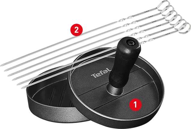 Metalowa praska do burgerów Tefal z czarną rączką i pięć srebrnych szpikulców do szaszłyków.