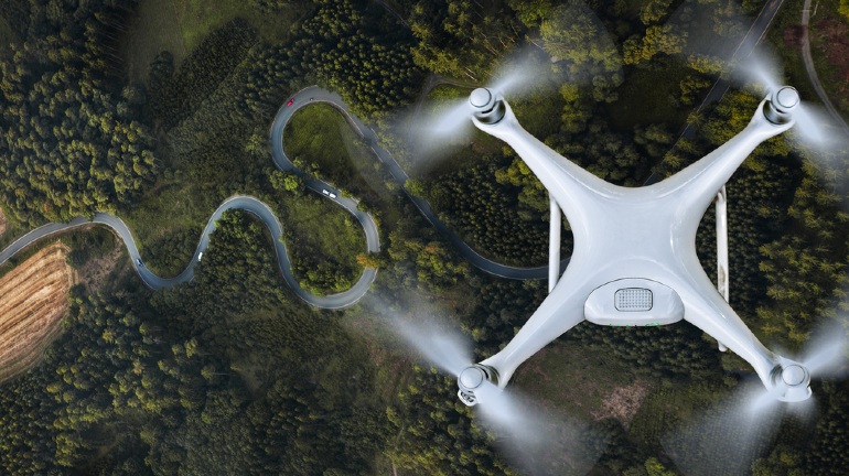 Dron filmujący nocą