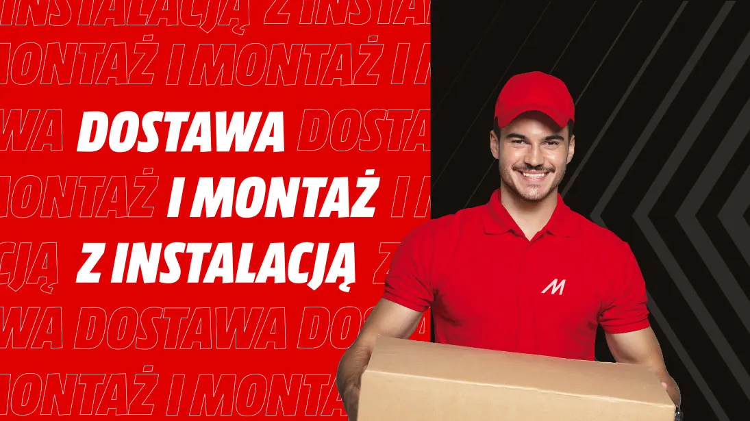 Mężczyzna w czerwonej koszulce i czapce trzyma karton. W tle czerwone napisy i czarne wzory.