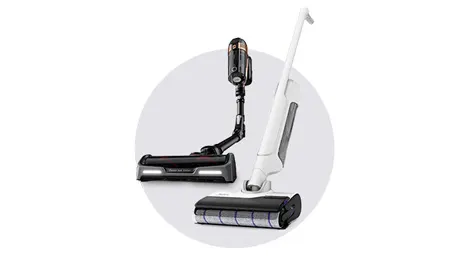 Na białym tle widoczne sa czarny odkurzacz pionowy i bialy odkurzacz pionowy