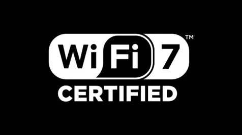Białe logo Wi-Fi 7 Certified na czarnym tle. Napis umieszczony w poziomym, zaokrąglonym prostokącie.