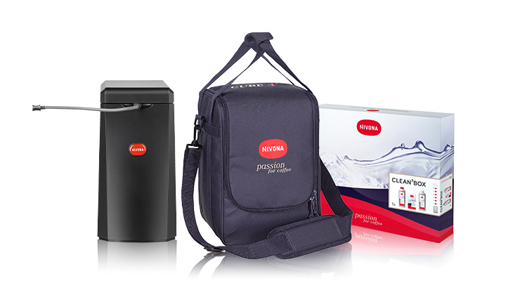 Czarny pojemnik z rurką, torba z logo Nivona i pudełko Clean Box na białym tle.